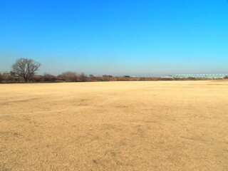 Fototapeta na wymiar 平日のサッカー場のある冬の江戸川河川敷風景
