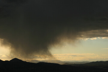 Tormenta. Virga cayendo de nube de tormenta. Cieza (Murcia).