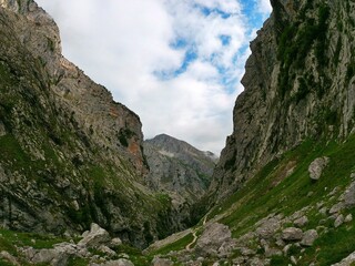Alpine hikking route in Picu Urriellu.