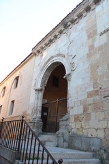Fototapeta na wymiar Portada de Iglesia en Segovia, España