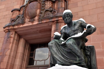 Sokrates mit Schneehaube vor der Uni in Freiburg