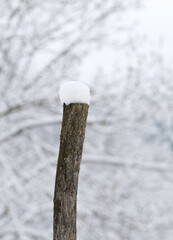 Poteau sous la neige