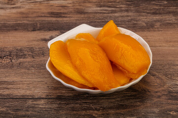 Sweet mango slices in syrop