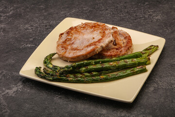 Grilled tuna steak with asparagus