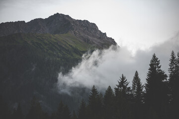 Berglandschaft in den Alpen in der Abendsonne