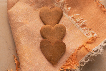 Obraz premium Heart shaped ginger craft cookie lies on a napkin