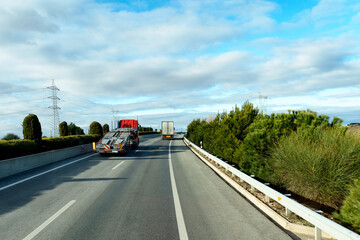 Un camión porta coches o porta vehículos que no transporta mercancía circulando en la autovía...