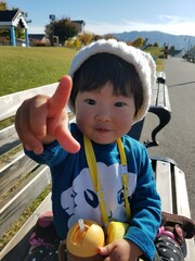 公園で休憩する女の子