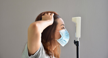 A woman was to check his body temperature. With floor-standing infrared thermometers To screen...