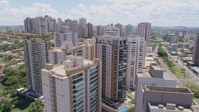 Avenida Professor Jo&atilde;o Fi&uacute;za, the most famous avenue in Ribeir&atilde;o Preto, S&atilde;o Paulo, Brazil. 4K.