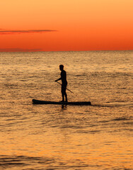 Playa y chico haciendo surf 3