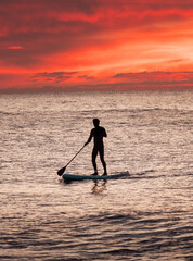 Playa y chico haciendo surf 2