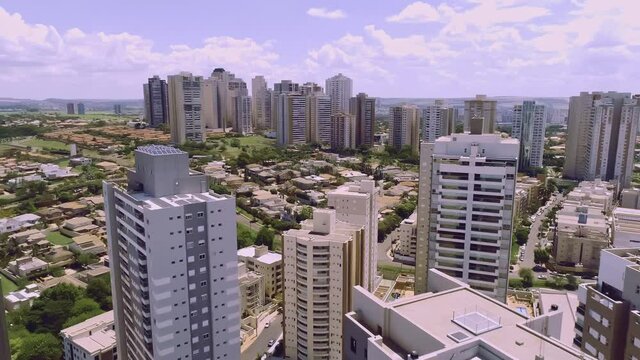 Avenida Professor Jo&atilde;o Fi&uacute;za, the most famous avenue in Ribeir&atilde;o Preto, S&atilde;o Paulo, Brazil. 4K.