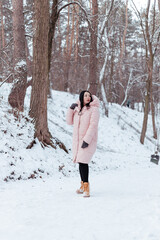 Fototapeta na wymiar woman walking in winter park