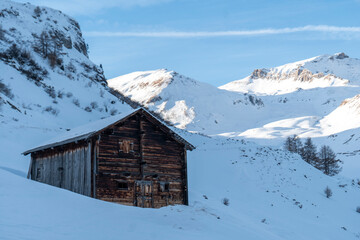Alphütte in der verschneiten Alpenlandschaft