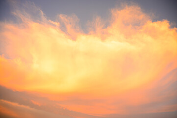 Obraz premium Golden clouds in the evening day with sunsets.