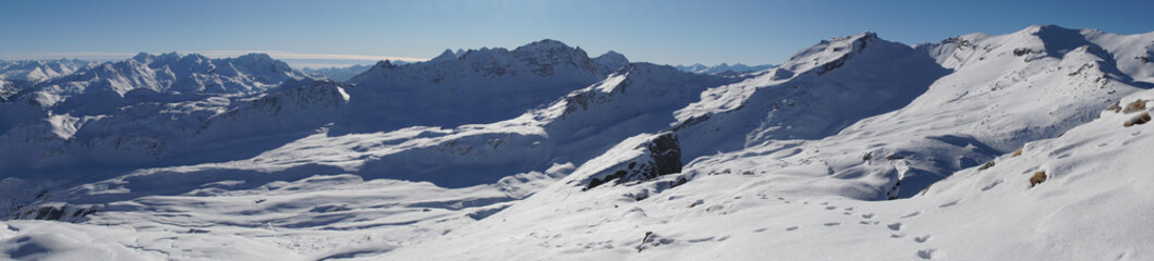 Panorama-Aussicht vom Berggipfel, Schneeschuhwanderung