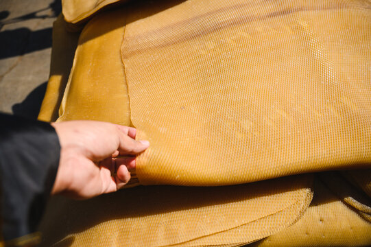 Para rubber sheet with farmer hand,Ribbed Smoked Sheets are coagulated rubber sheets processed from fresh field latex
