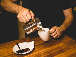 Preparando un café en el bar