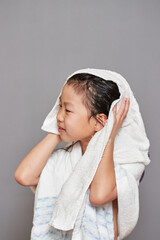 風呂上がりの可愛い子供姉妹二人の様子 Wall Mural Wallpaper Murals Zheng Qiang