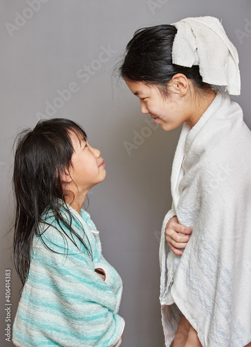 風呂上がりの可愛い子供姉妹二人の様子 Bath Poster Ba Zheng Qiang