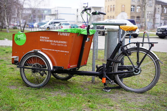 FUNny Bakfiets CargoTrike Classic Wide Lastenrad der fLotte Berlin in Berlin am 17.01.2021