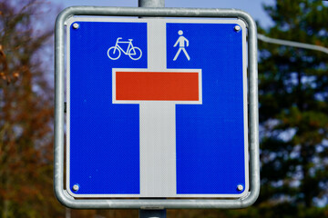 Traffic sign dead end, continuous for pedestrians and bicycles.