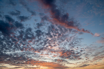 Cielo nublado al atardecer