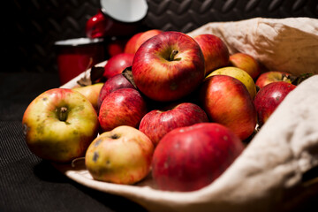 Vieja bolsa rellena de  manzanas rojas ecológicas