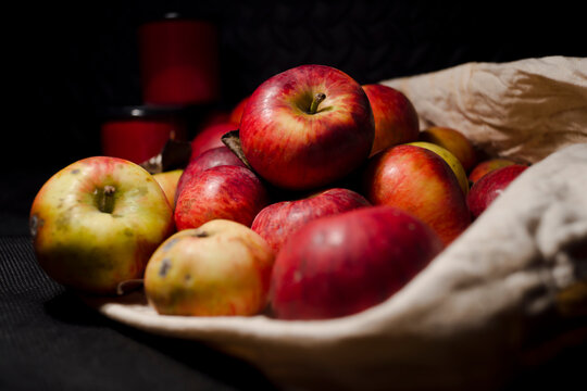 Vieja bolsa rellena de  manzanas rojas ecológicas