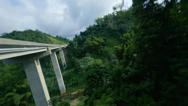 Trayecto cinematico en un Puente Elevado de Utuado Puerto Rico Junto a Un hermoso Rio con un drone FPV 4K 30fps , Beautiful River