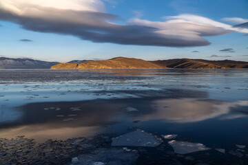 Fototapeta premium Ice floes float in Lake Baikal