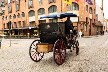 Calesa circulando por las calles de Brujas, Bélgica.