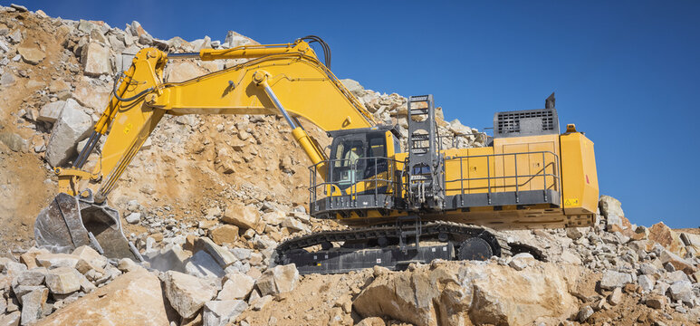 Crawdler working in open pit mining