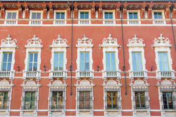 Un dettaglio della facciata del Palazzo Ducale in Piazza Aranci a Massa, Toscana 