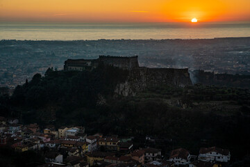 Toscana, Massa al tramonto con il castello Malaspina in primo piano