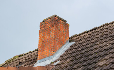 Alter Schornstein von einem alten Wohnhaus