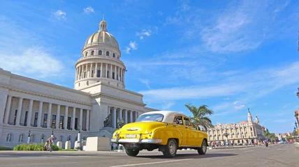 Schilderijen op glas Vintage auto voor het Capitool in Havana, Cuba © Worldwide Pictures