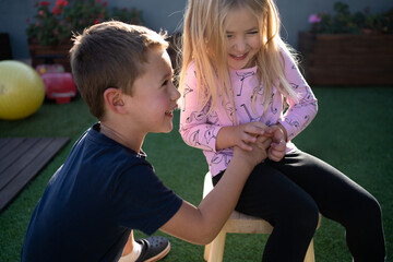 Niños haciéndose cosquillas, riéndose y jugando