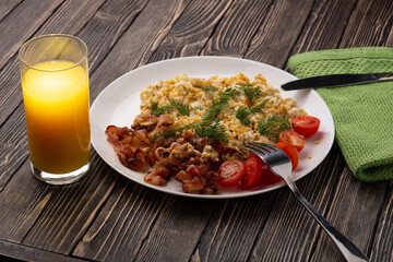 scrambled eggs with bacon and orange juice