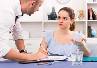 Obraz premium Wife is studying documents on divorce at the table at home.