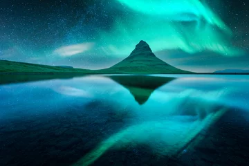 Aurora borealis Nordlichter über Kirkjufell Mountain Volkano. Erstaunliche Nachtszene in der Nähe des berühmten Wasserfalls Kirkjufell, Island. Landschaftsfotografie © Ivan Kmit