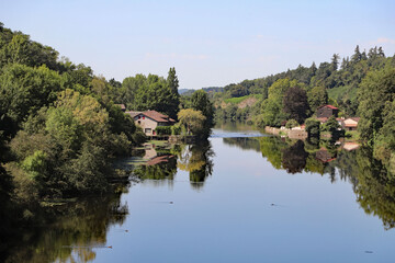 Vue au bord de la rivière