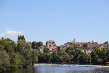 Panorama sur la ville et la rivière