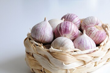 solo garlic in a basket