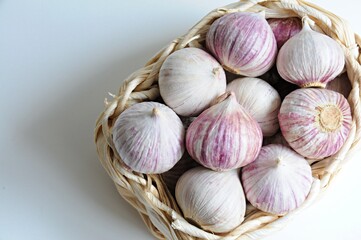 solo garlic in a basket