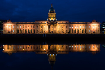 Fototapeta na wymiar Customs House at blue hour, Dublin, Ireland 