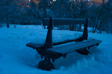 ławka park śnieg zima widok © Piotr
