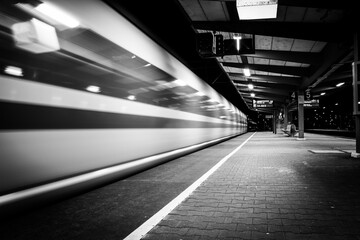 Zug verlässt Augsburger Hauptbahnhof