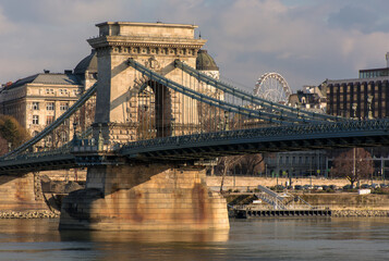 Obraz premium Hungary Budapest, Chain Bridge on the background of the Ferris wheel, reflected on the water